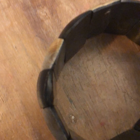 Vintage two-toned Wood Elastic Cuff. Black & natural wood stretch bracelet - Picture 4 of 5